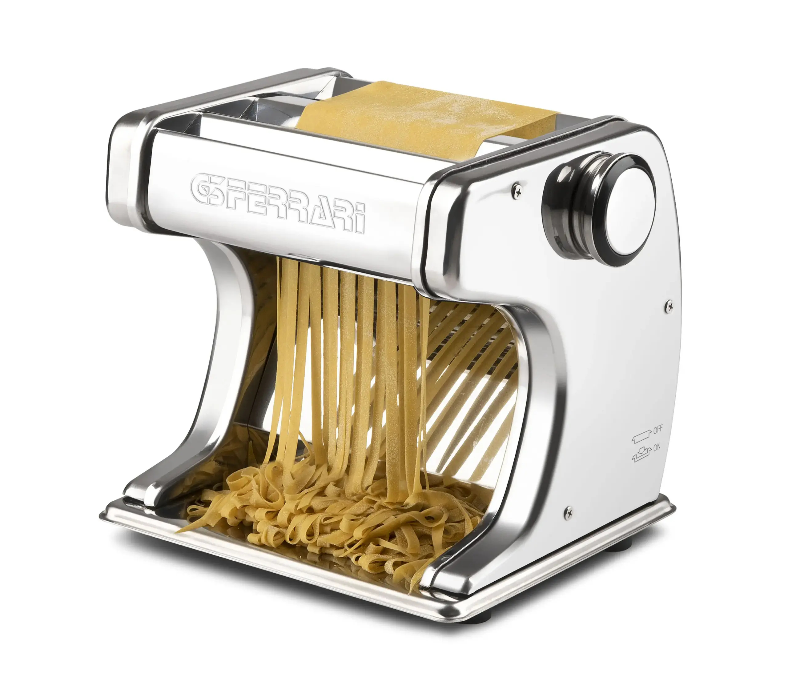 Máquina de pasta plateada con pasta. Marca Ferrari. Fondo blanco.