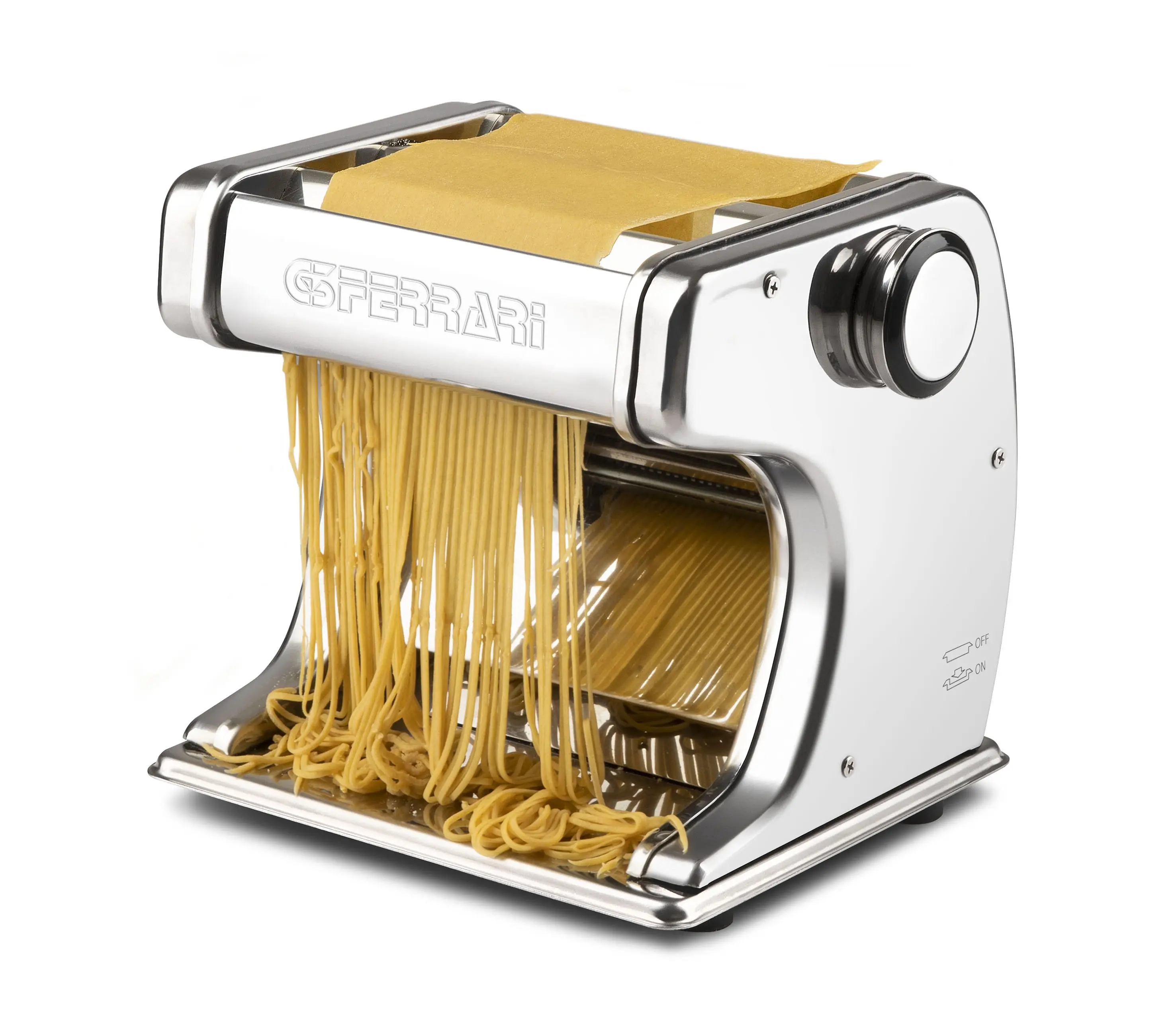 Nudelmaschine, Edelstahl, Spaghetti herstellend. Gelbe Nudeln in der Maschine.