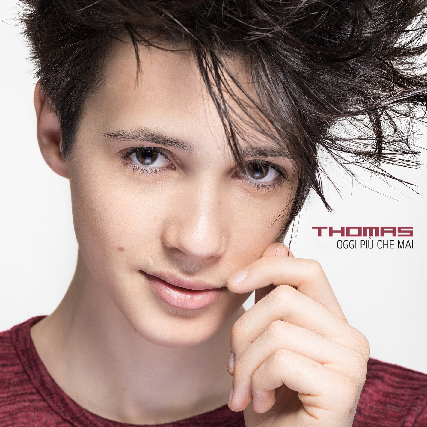 Pochette d'album avec un jeune homme aux cheveux foncés, touchant son visage, et le texte 'THOMAS'.