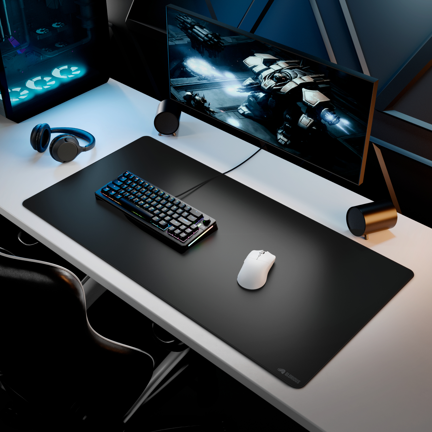 Configuration de jeu avec clavier, souris, casque et écran affichant une scène de vaisseau spatial.