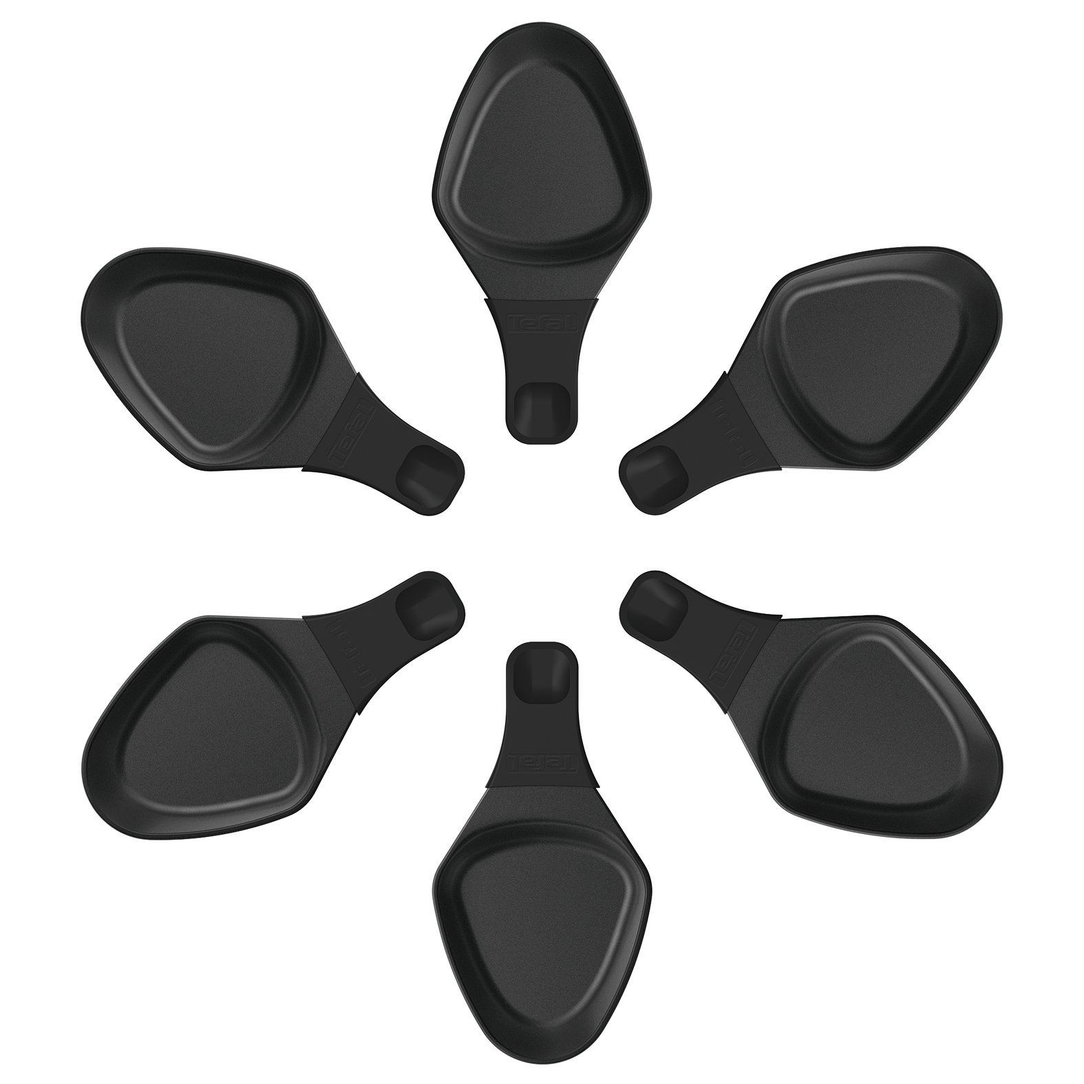 Sechs schwarze Raclette-Pfannen kreisförmig angeordnet, auf weißem Hintergrund.
