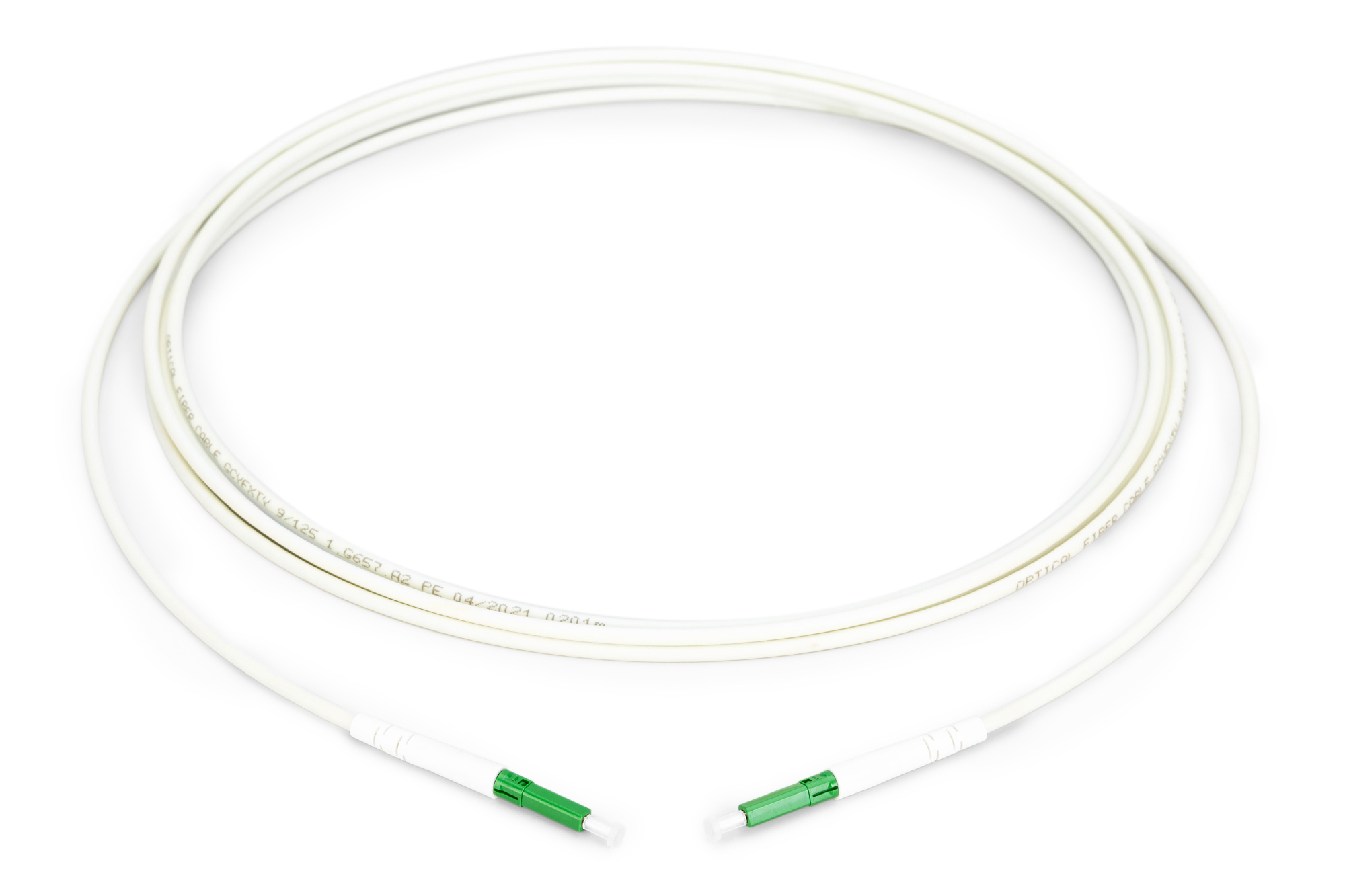 Zwinięty biały kabel światłowodowy z zielonymi złączami na białym tle.