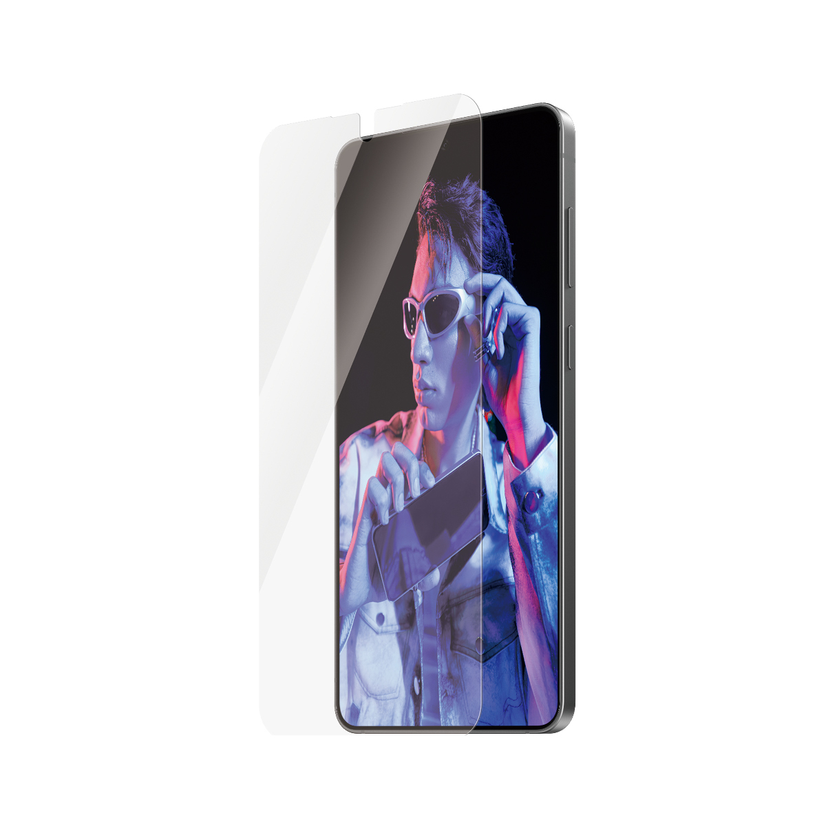 Un uomo con occhiali da sole tiene un telefono vicino a una protezione per lo schermo. La scena è illuminata di viola e blu.