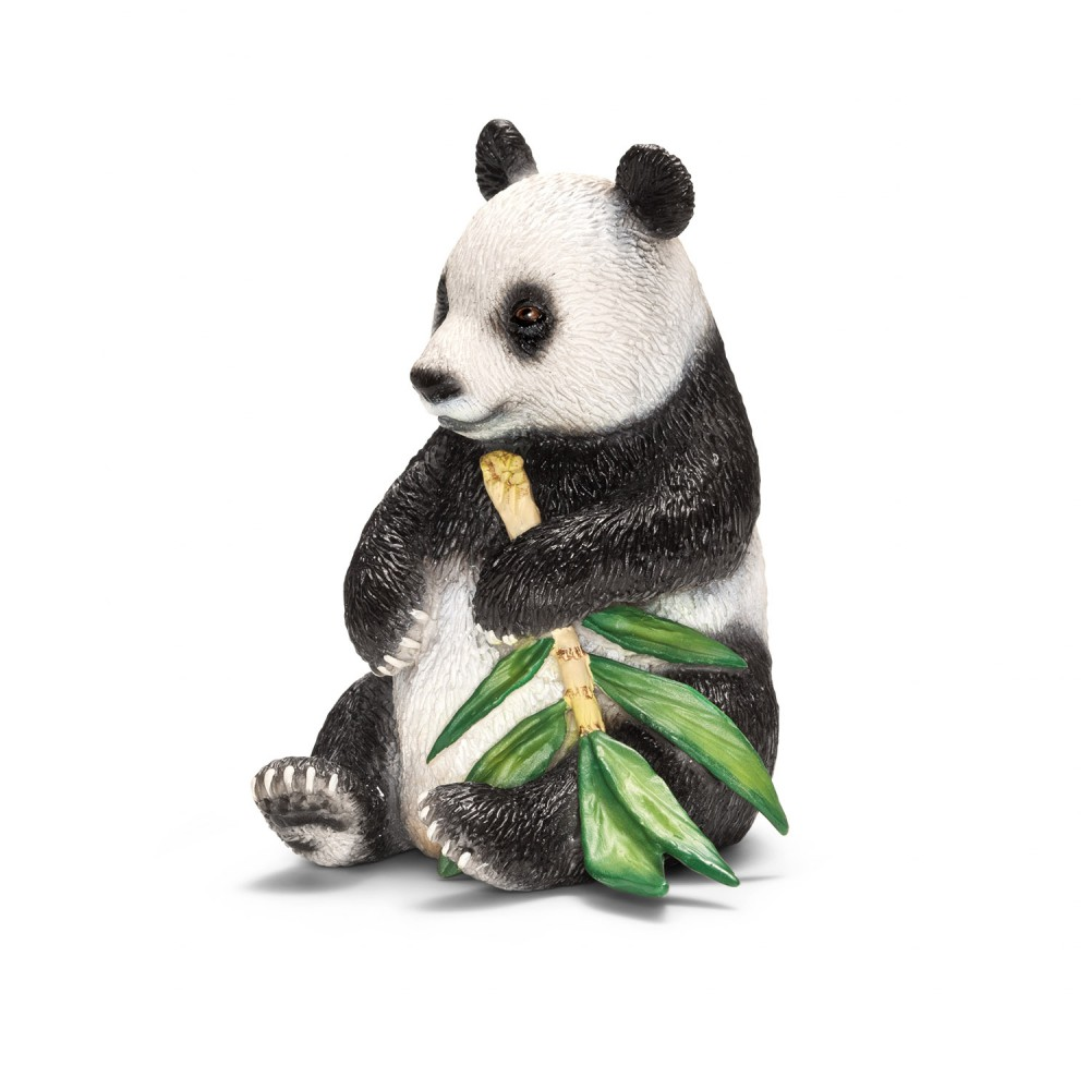 Eine Panda-Bären-Figur sitzt und hält Bambusstiele. Er hat schwarz-weißes Fell und steht auf weißem Hintergrund.