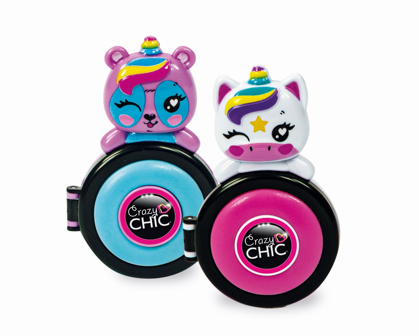 Zbliżenie dwóch kred do włosów z figurkami jednorożca i misia na białym tle.