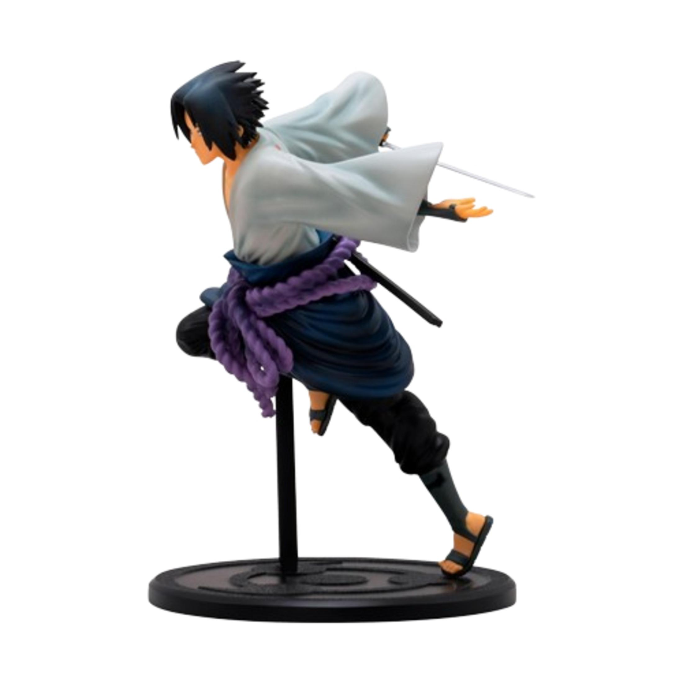 Una figura de Naruto Sasuke, en una pose dinámica, con un fondo blanco.