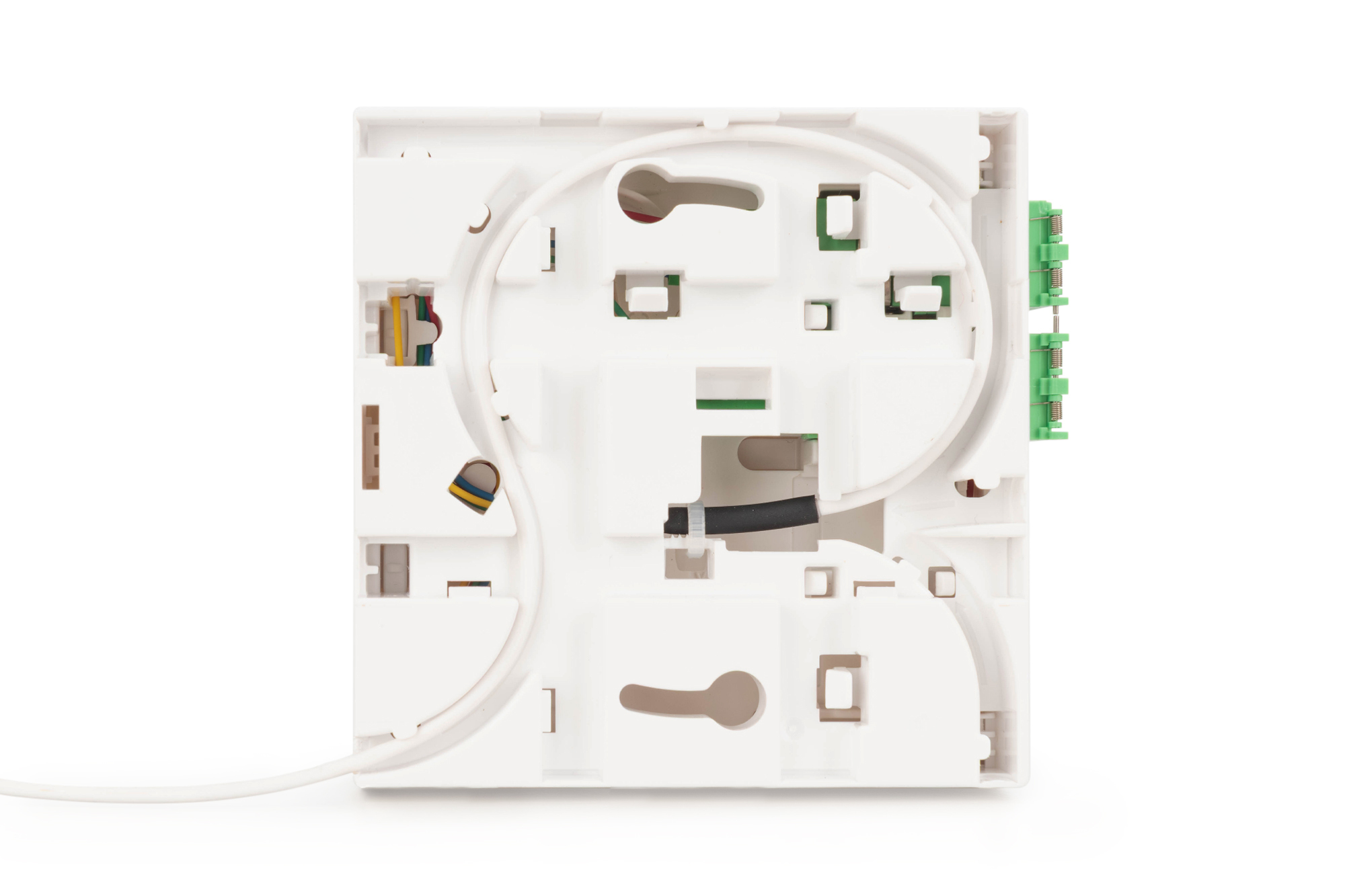 Wnętrze białego urządzenia elektronicznego z przewodami i komponentami. Tło jest białe.