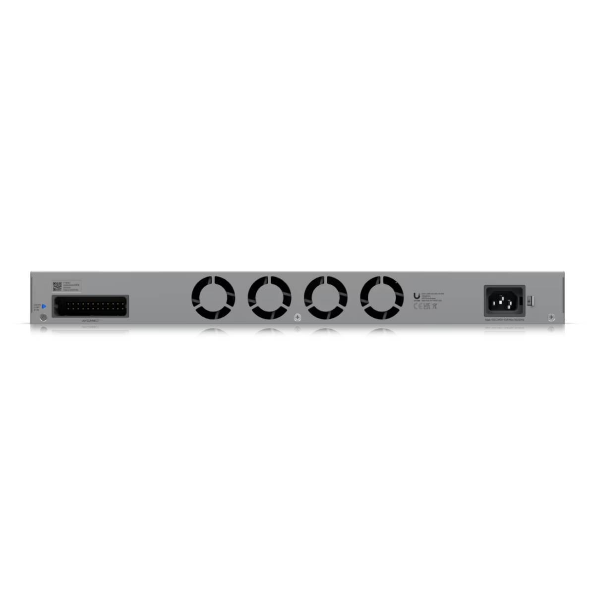 Rückansicht eines silbernen Netzwerk-Switches. Er verfügt über Lüfter und Stromeingangsanschlüsse. Der Hintergrund ist weiß.