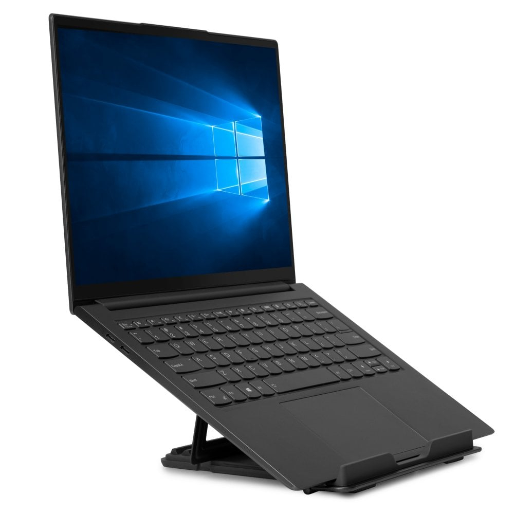 Czarny laptop otwarty na stojaku, pokazujący ekran systemu Windows.