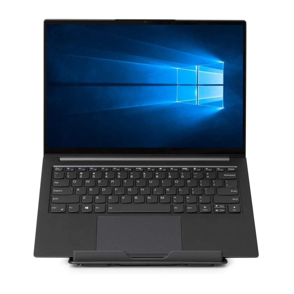 Czarny laptop otwarty na podstawce. Pokazuje ekran Windows. Białe tło.