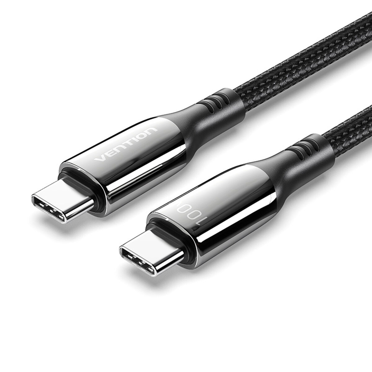 Cavo USB-C con estremità metalliche, cavo intrecciato nero. Sfondo bianco.