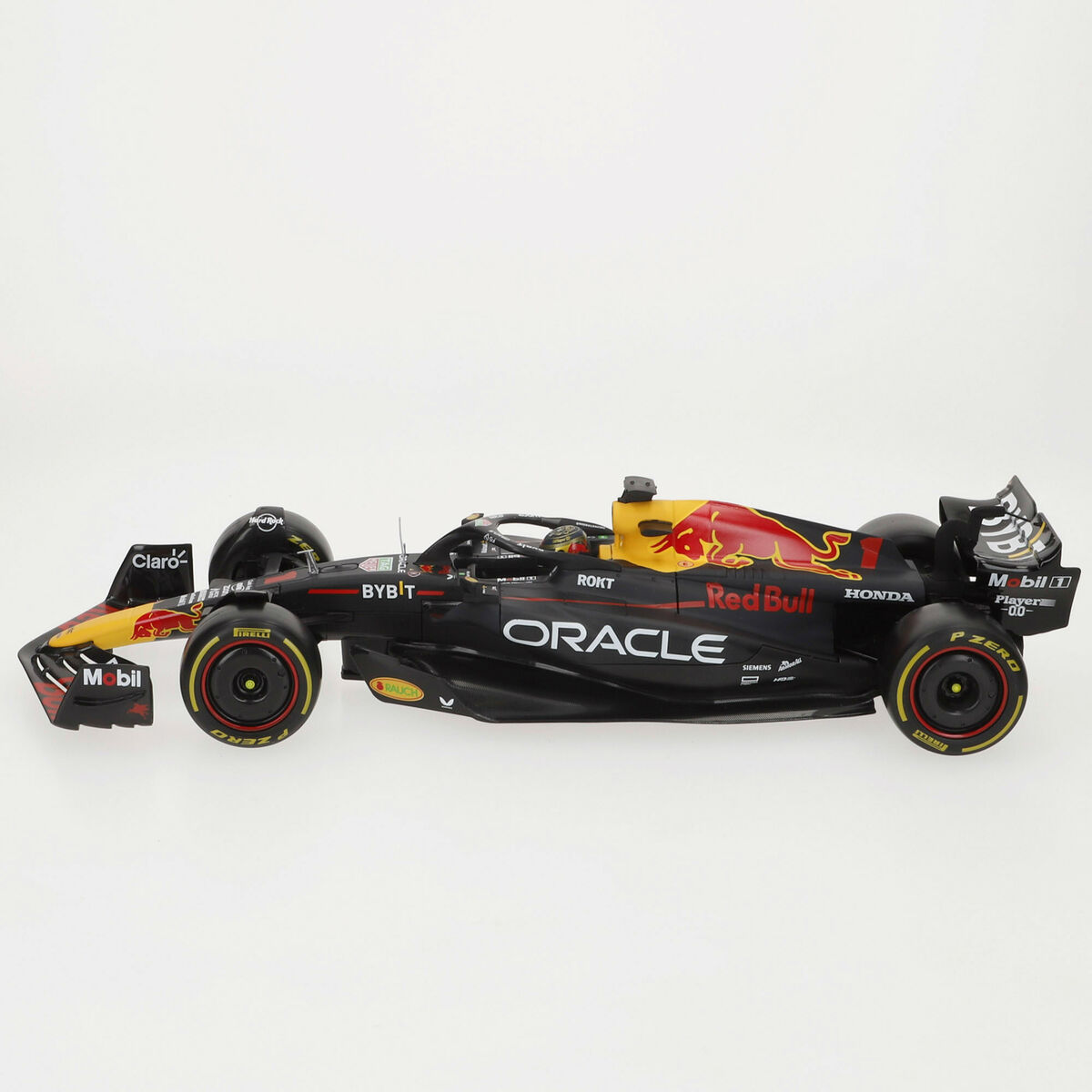 Schwarzes und rotes Red Bull Rennauto auf weißem Hintergrund.