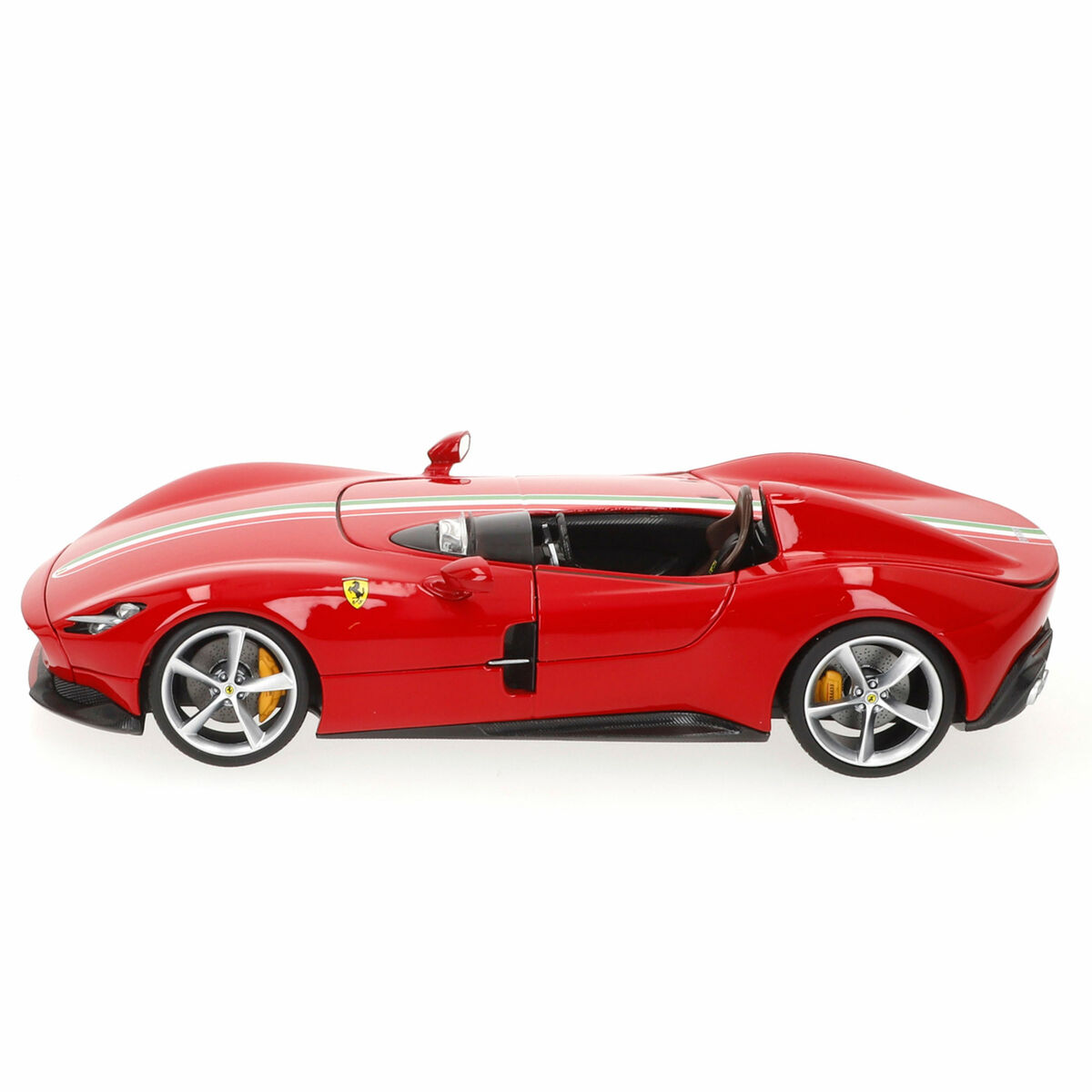 Rotes Ferrari-Spielzeugauto mit offener Tür auf weißem Hintergrund.