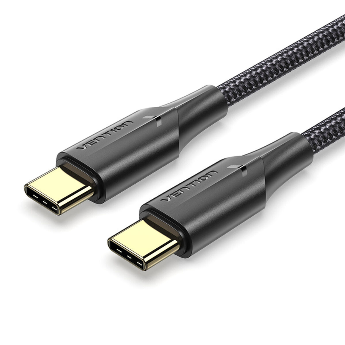 Due cavi USB-C neri con connettori color oro. I cavi sono su uno sfondo bianco.