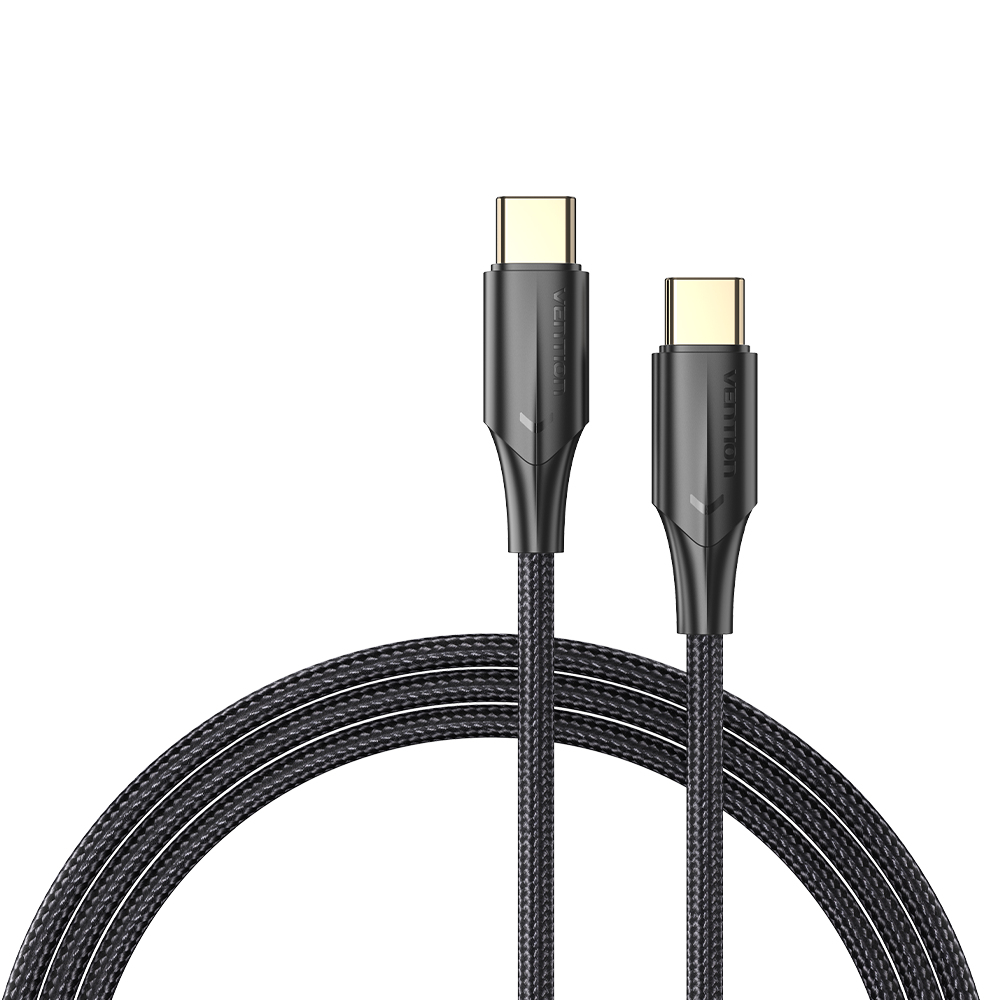 Due cavi USB-C con cavi intrecciati grigio scuro e connettori color oro su sfondo bianco.
