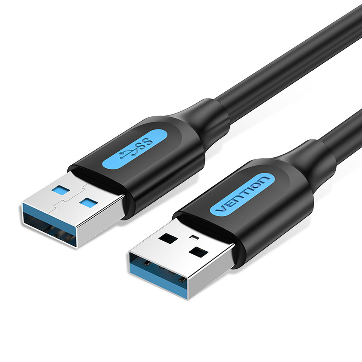 Czarny kabel USB z niebieskimi detalami i niebieskimi złączami. Białe tło.