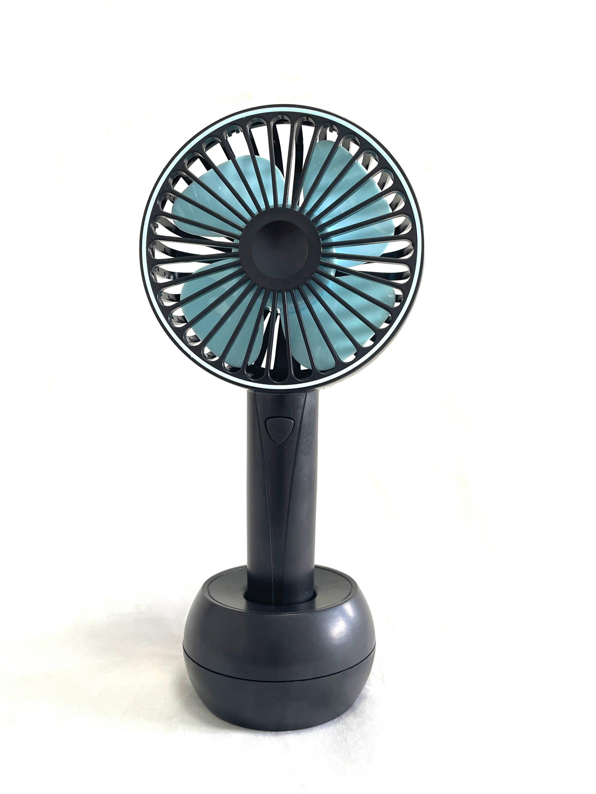 Ein schwarz-blauer Handventilator mit rundem Ventilatorkopf und zylindrischem Griff auf weißem Hintergrund.