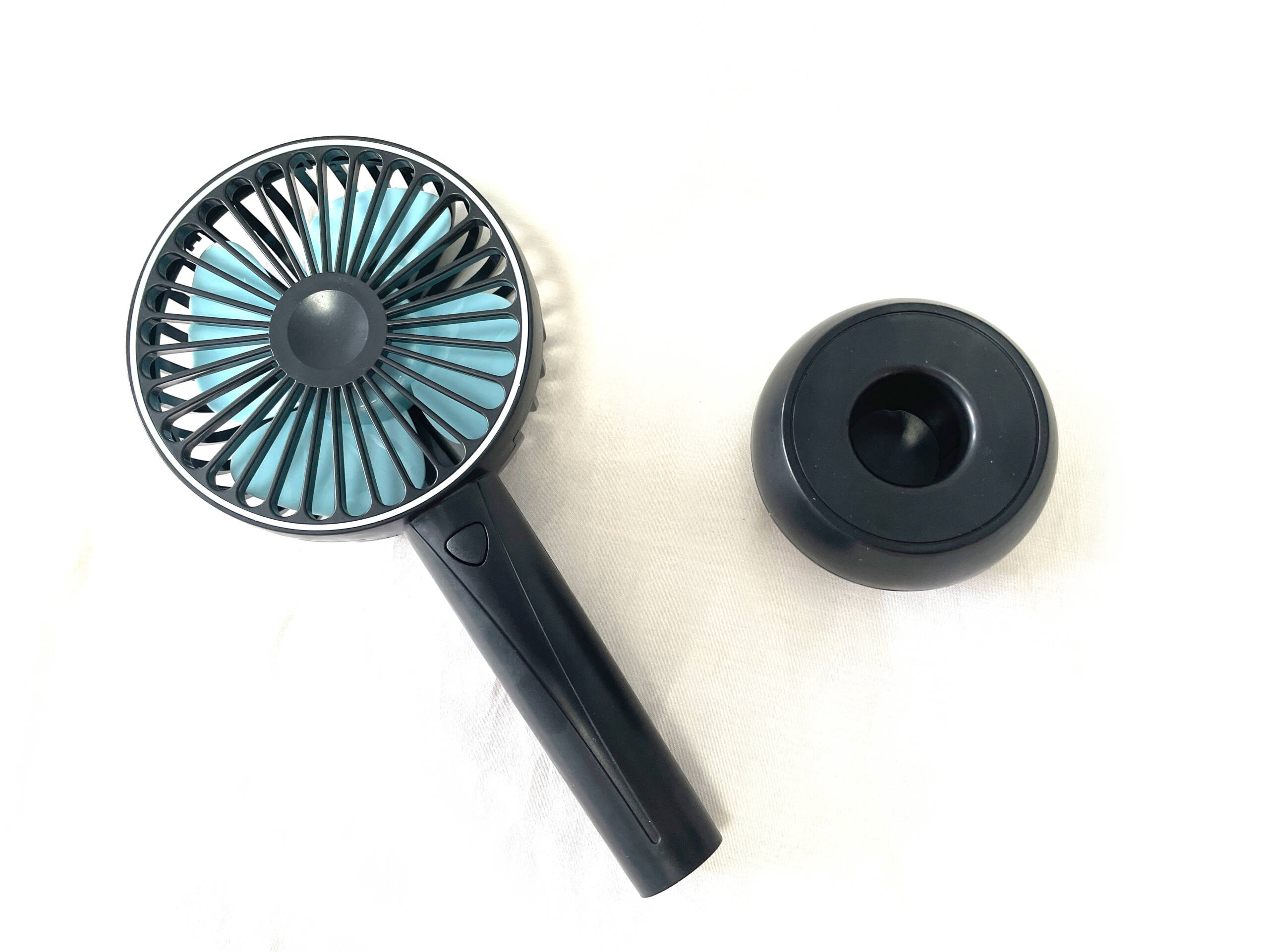 Handventilator mit Ständer. Der Ventilator ist schwarz mit blauem Lüfterblatt.