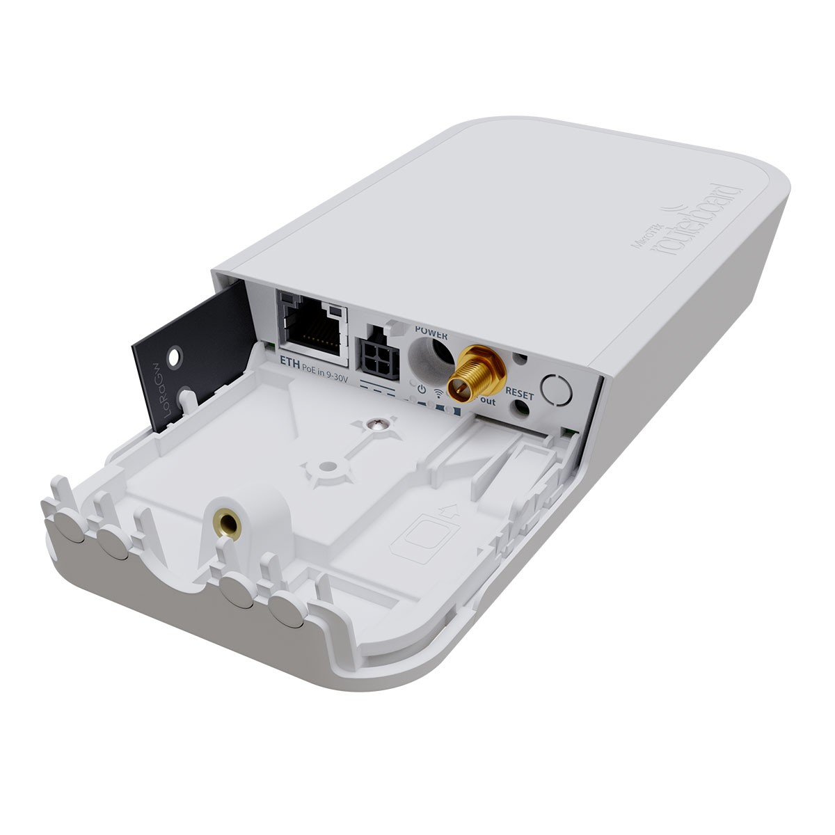 Weißer Router mit geöffnetem Panel, zeigt Anschlüsse. Auf weißer Oberfläche abgewinkelt.