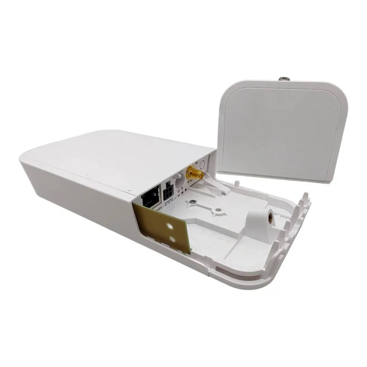 Weißer Router mit geöffneter Abdeckung. Zeigt Anschlüsse. Weißes Gehäuse, abgewinkelte Ansicht.