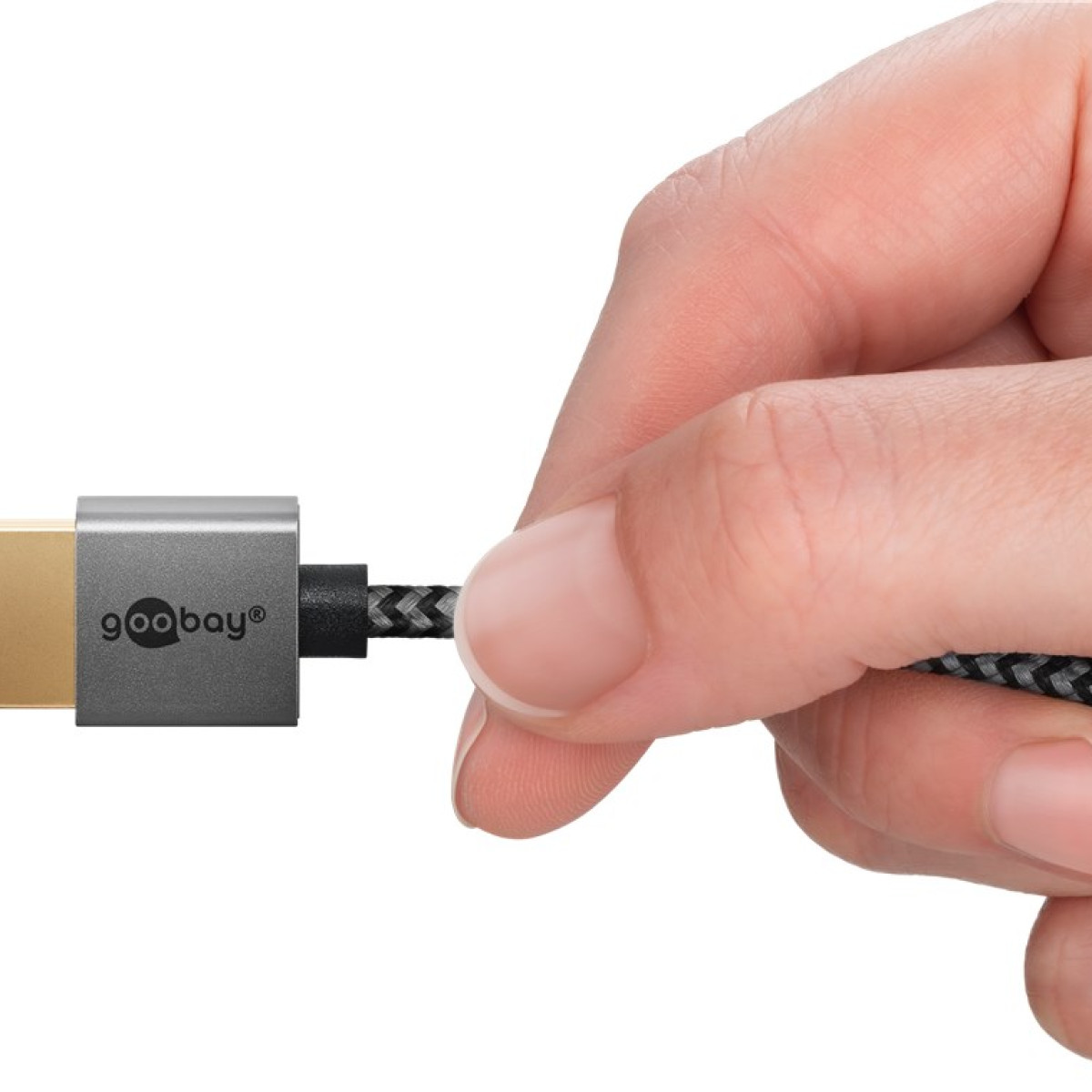 Een hand houdt een HDMI-kabelconnector vast. De kabel heeft een grijs en zwart gevlochten ontwerp.