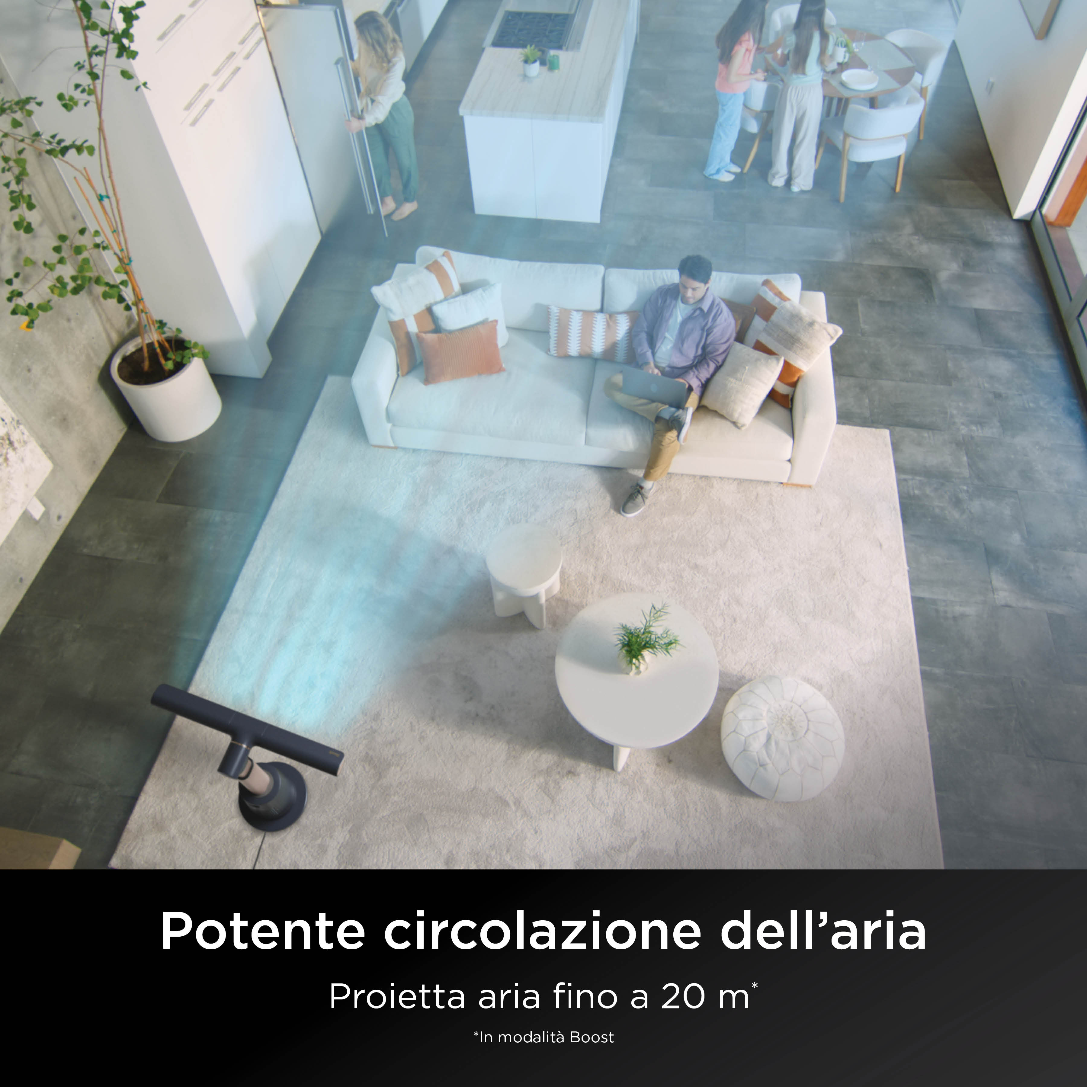 Pokój z ludźmi, białą sofą, białym dywanem i czarnym wentylatorem.