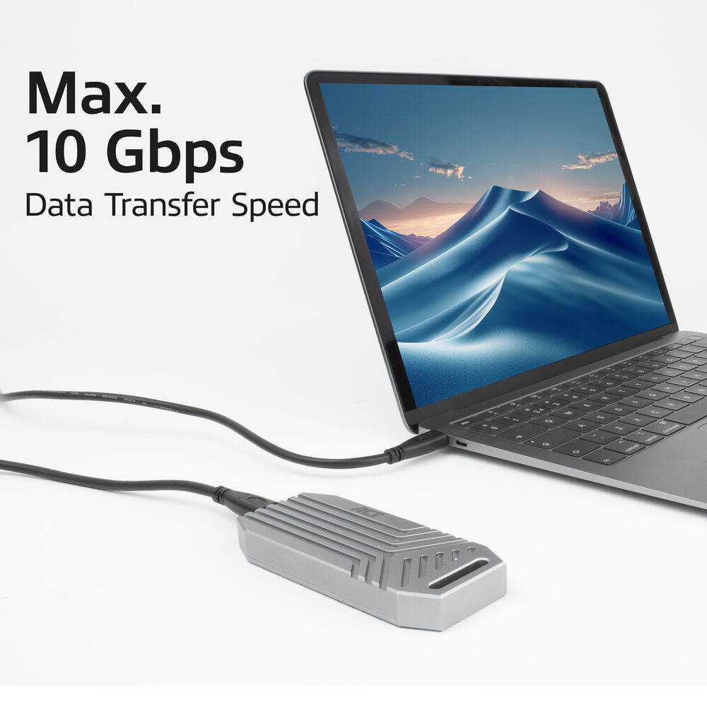 Een laptop aangesloten op een grijze externe schijf via een USB-C-kabel. De gegevensoverdrachtssnelheid is 10 Gbps.
