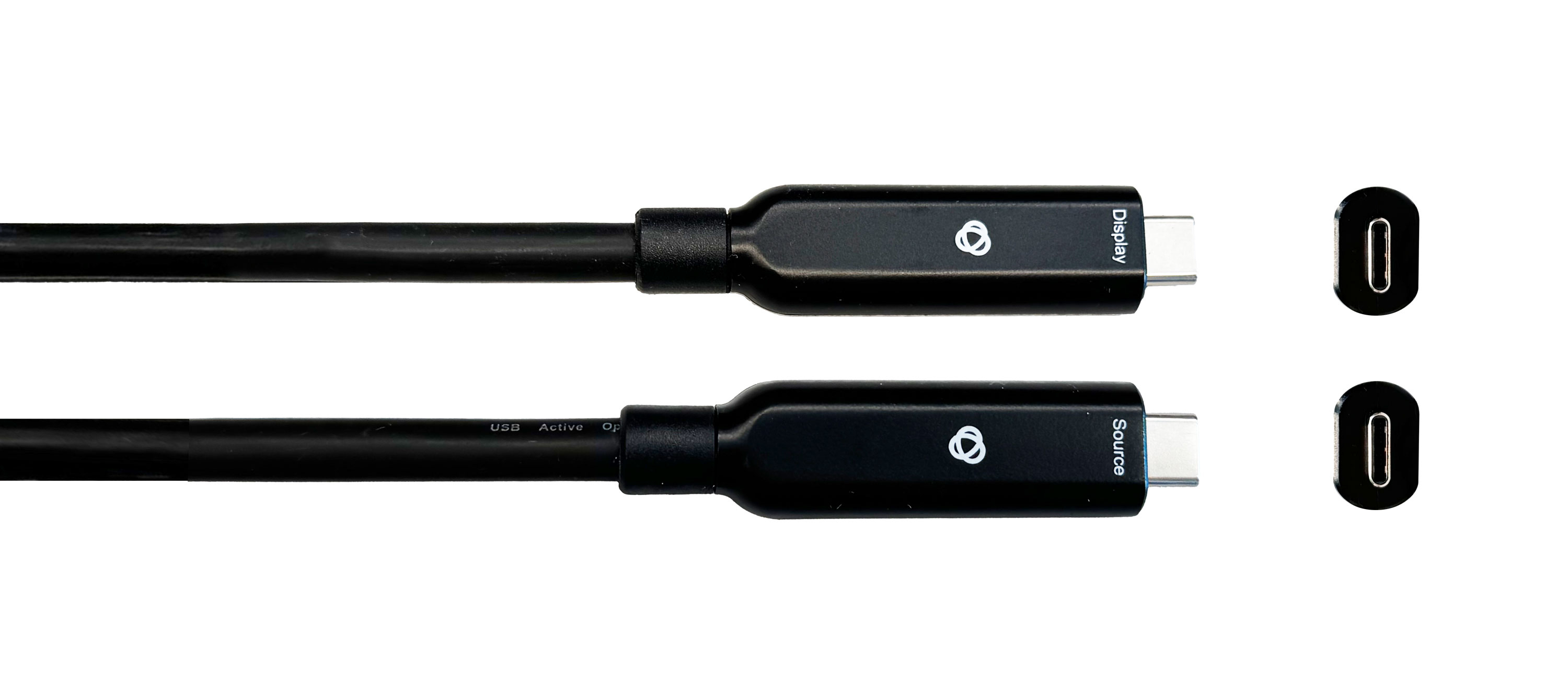 Dwa czarne kable USB-C z wtykami. Jeden oznaczony jako Display, drugi Source. Obecne są również dwie osłony USB-C.