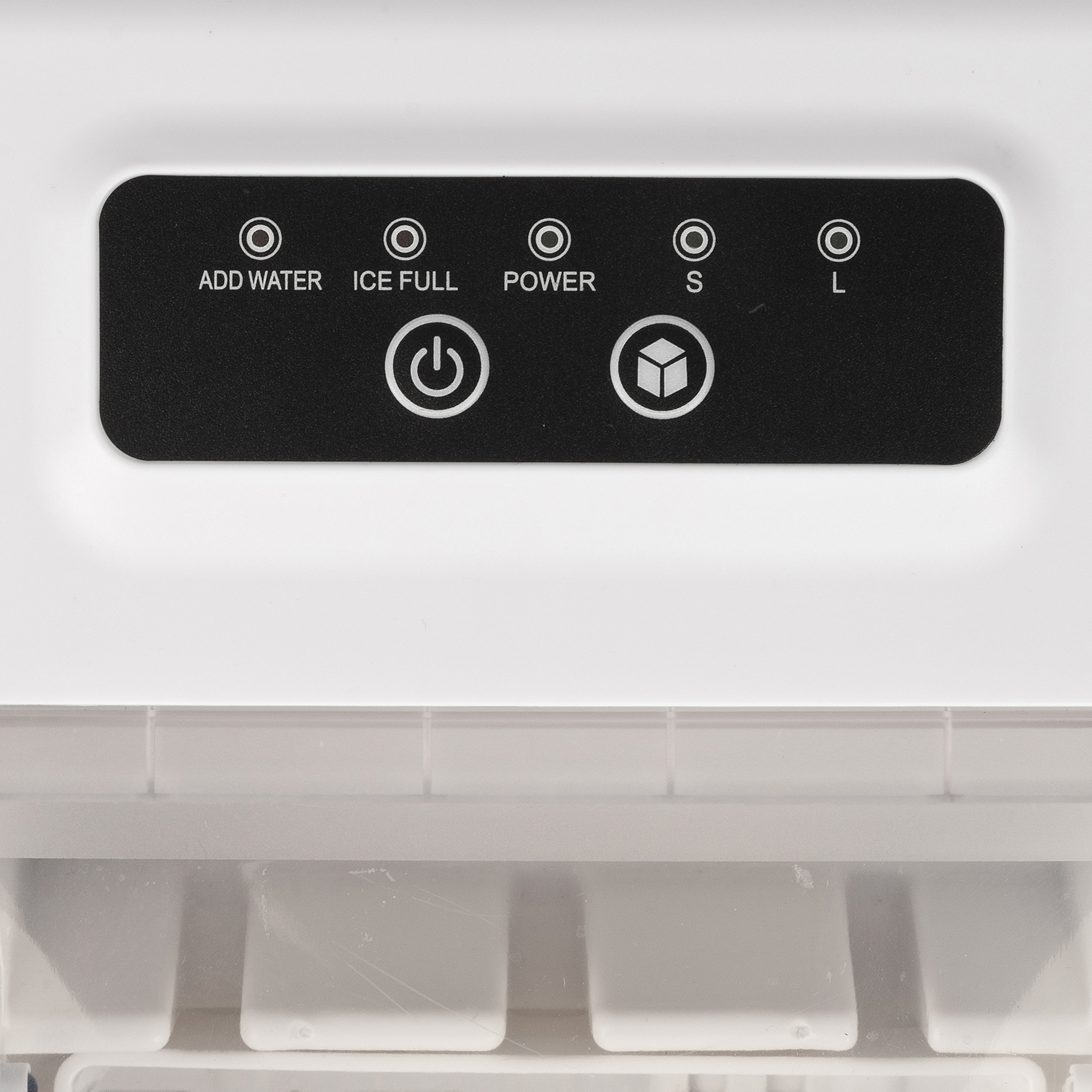 Górna część kostkarki do lodu z przyciskami do dodawania wody, pełnego lodu i zasilania. Taca na lód jest widoczna.
