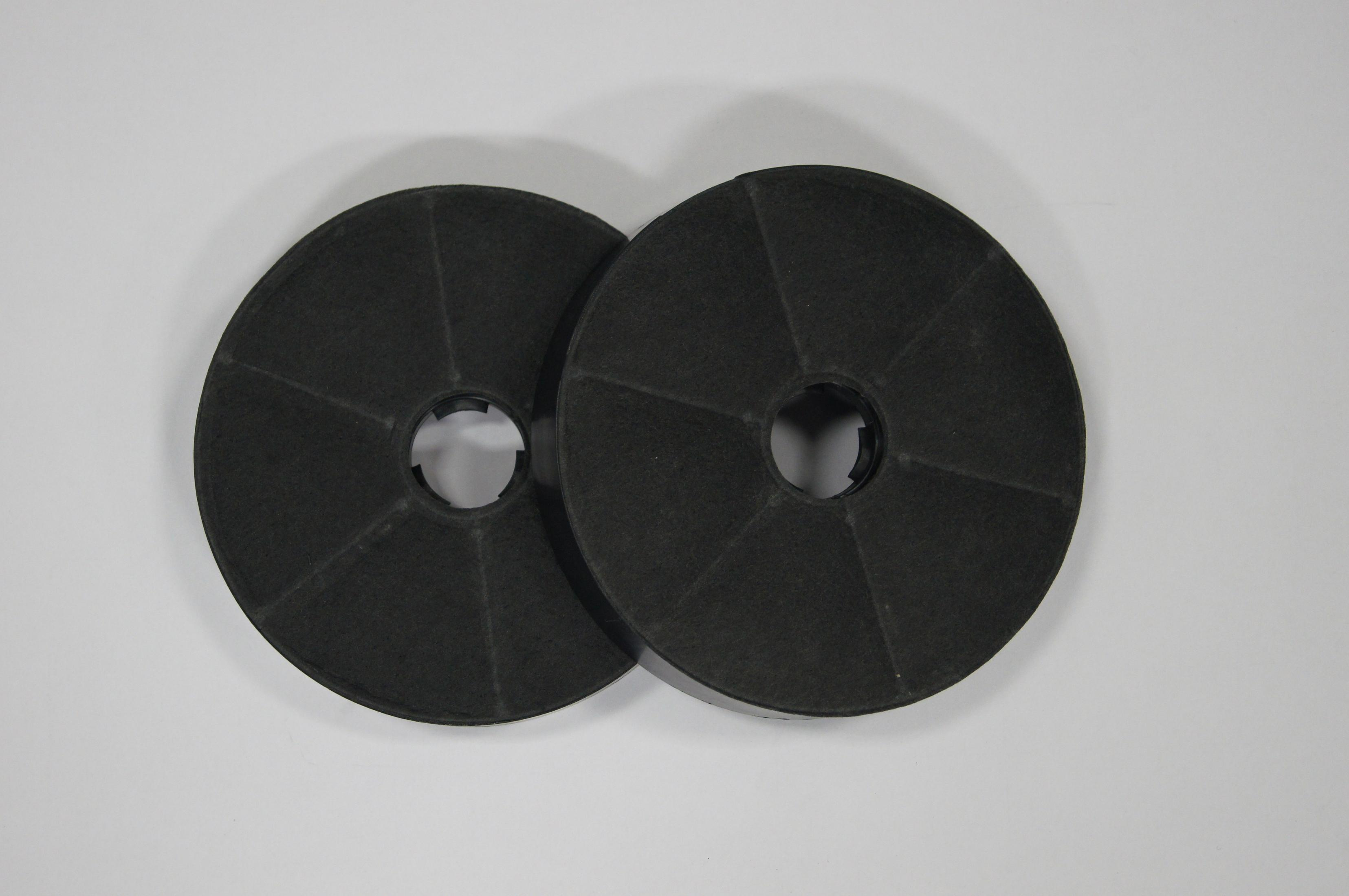 Dwa okrągłe, czarne filtry węglowe obok siebie, na białym tle, czyste i nowe.
