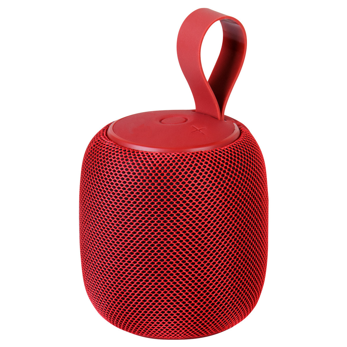Czerwony głośnik przenośny z uchwytem. Czerwona siatka i okrągły wierzch. Białe tło.