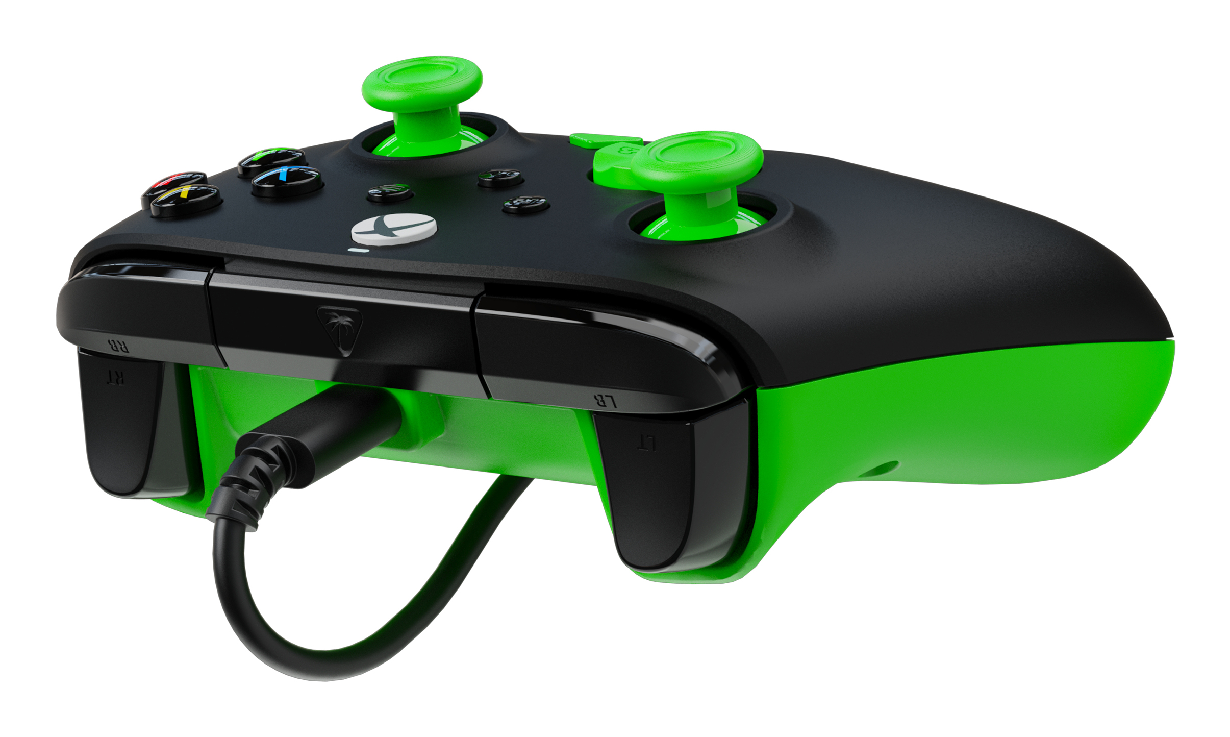 Manette Xbox noire et verte, vue en angle. Câble USB. Fond blanc.