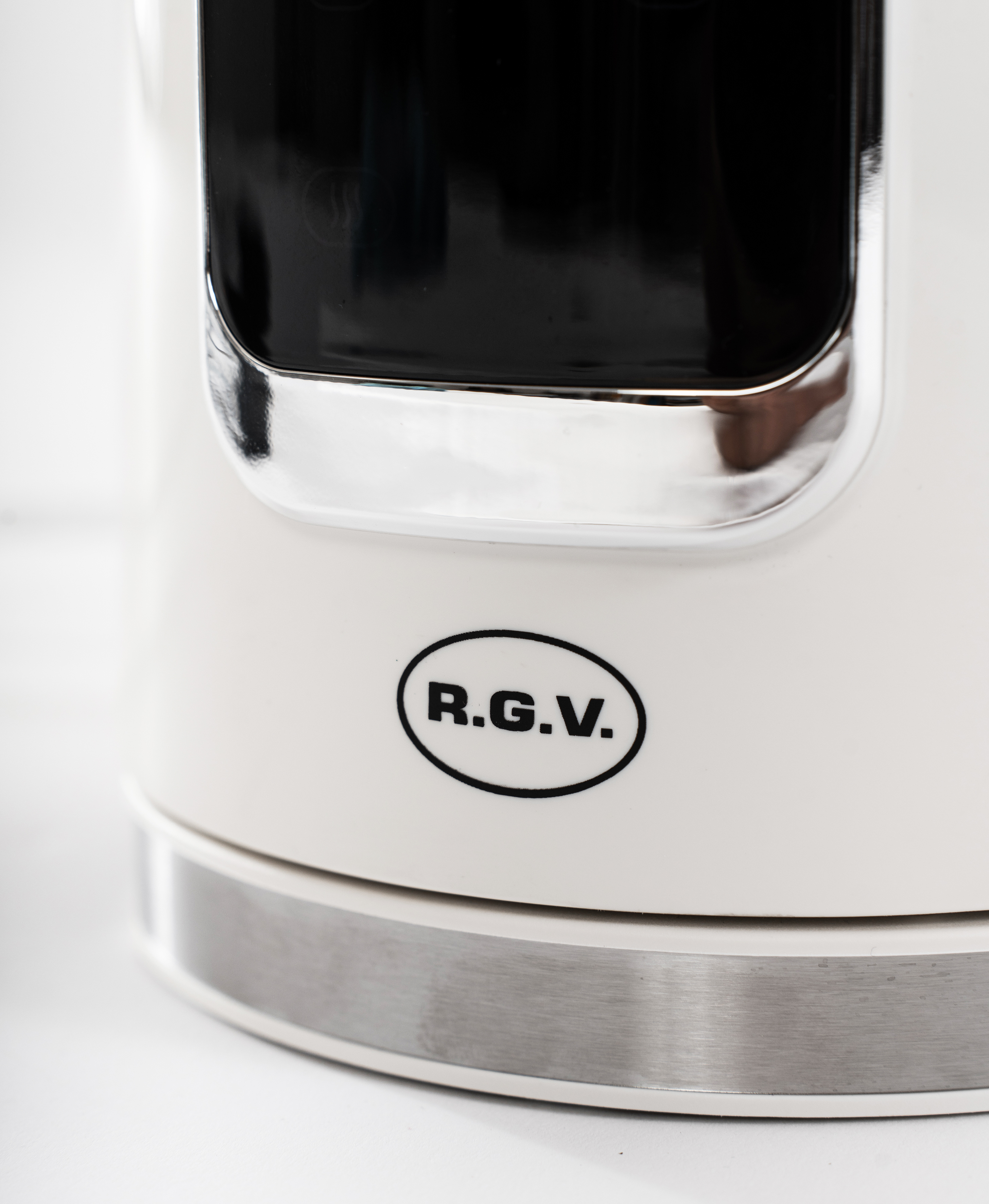 Zbliżenie białego czajnika elektrycznego z logo 'R.G.V'.