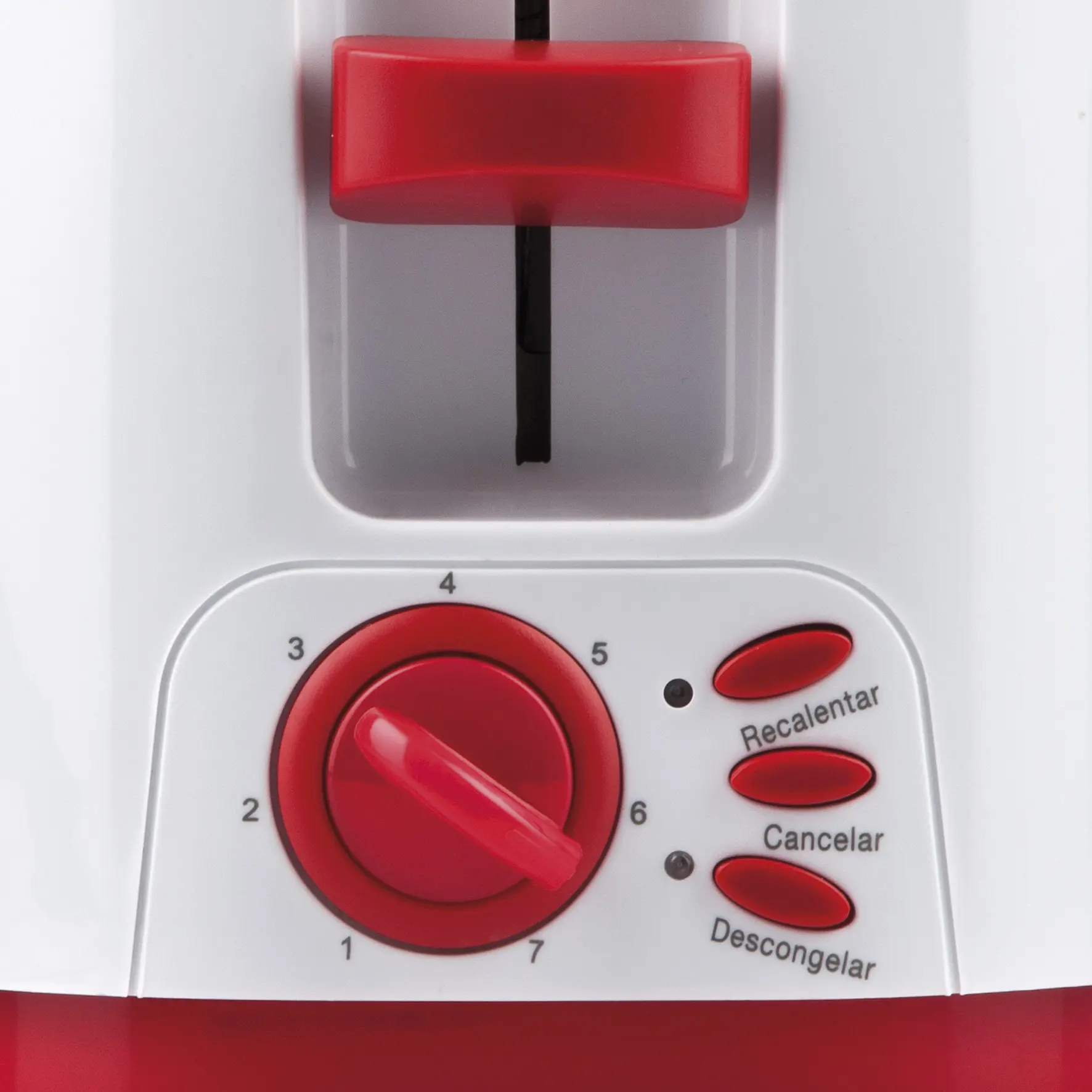 Nahaufnahme eines weiß-roten Toasters. Er hat einen Drehregler mit Zahlen und rote Knöpfe.