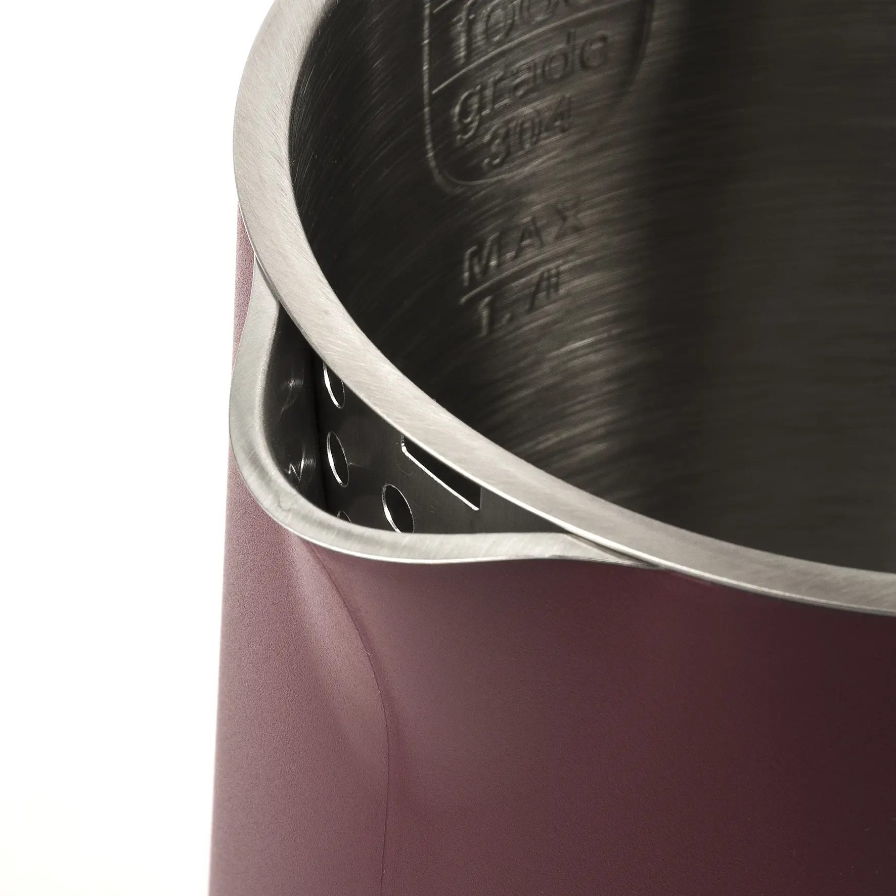 Zbliżenie wnętrza bordowego czajnika, pokazujące oznaczenia poziomu wody.