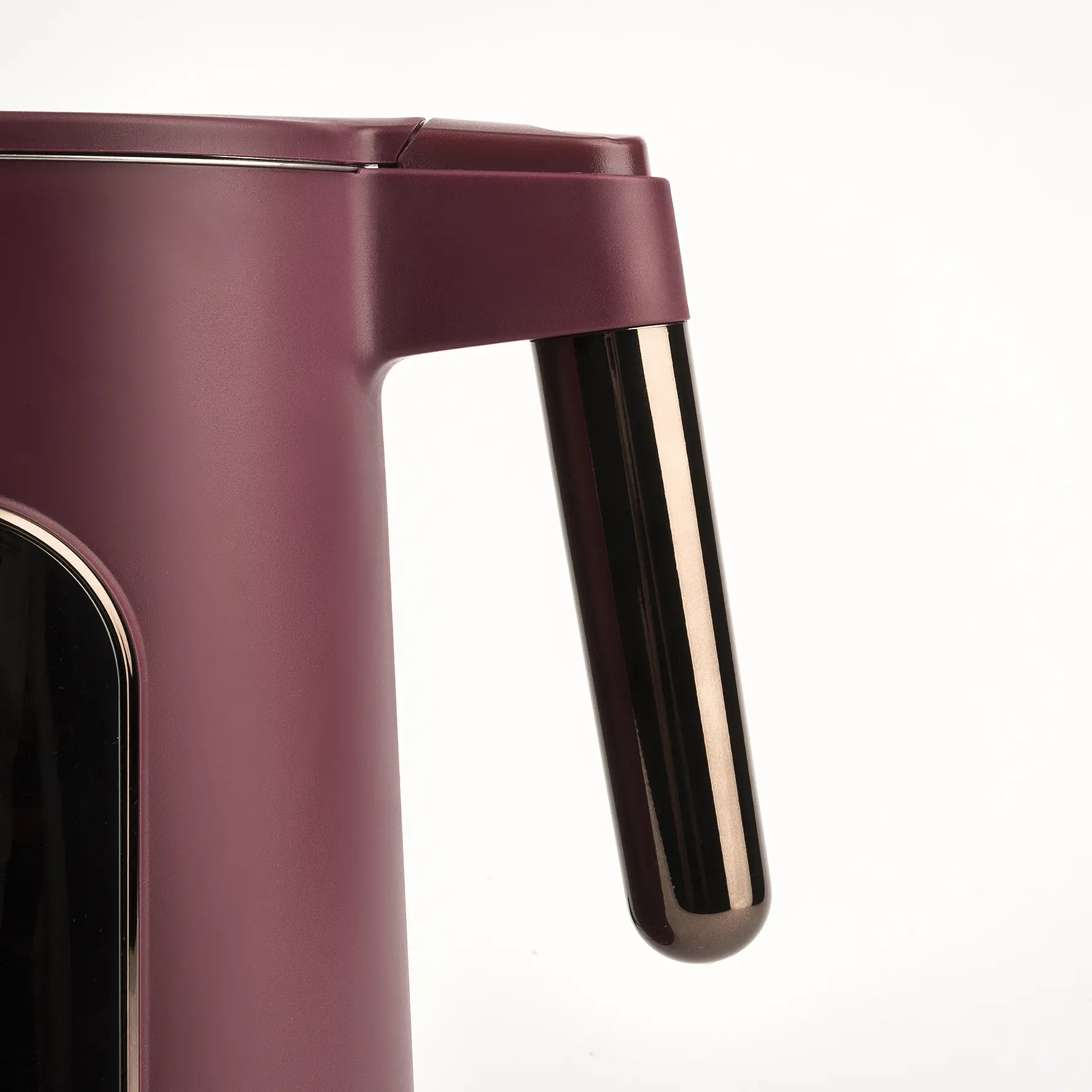 Zbliżenie bordowego czajnika, pokazujące uchwyt i szczegóły obudowy.