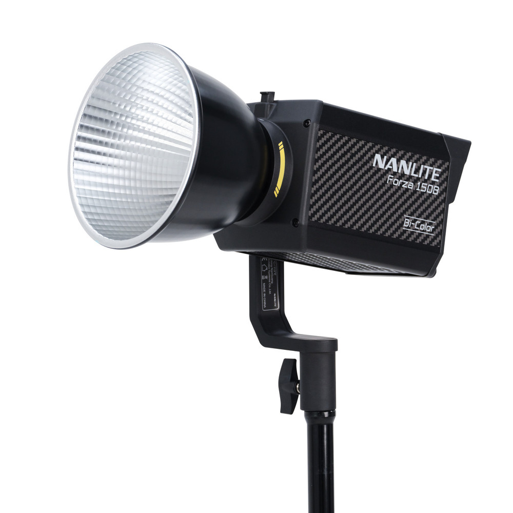 Nanlite Forza 150B Bi-Color lamp, zwart, met een reflector, op een statief.