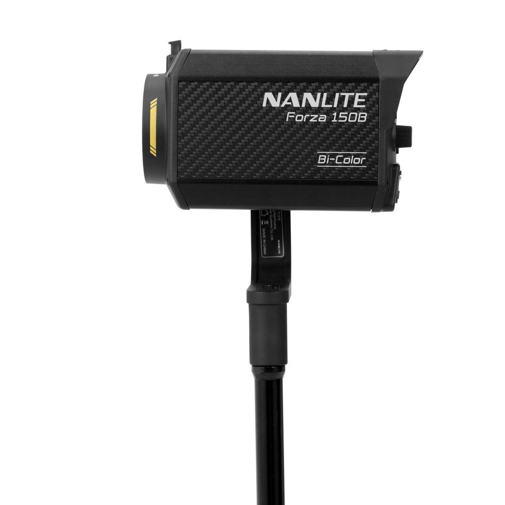 Nanlite Forza 150B Bi-Color licht op een statief, zwart met koolstofvezelpatroon.