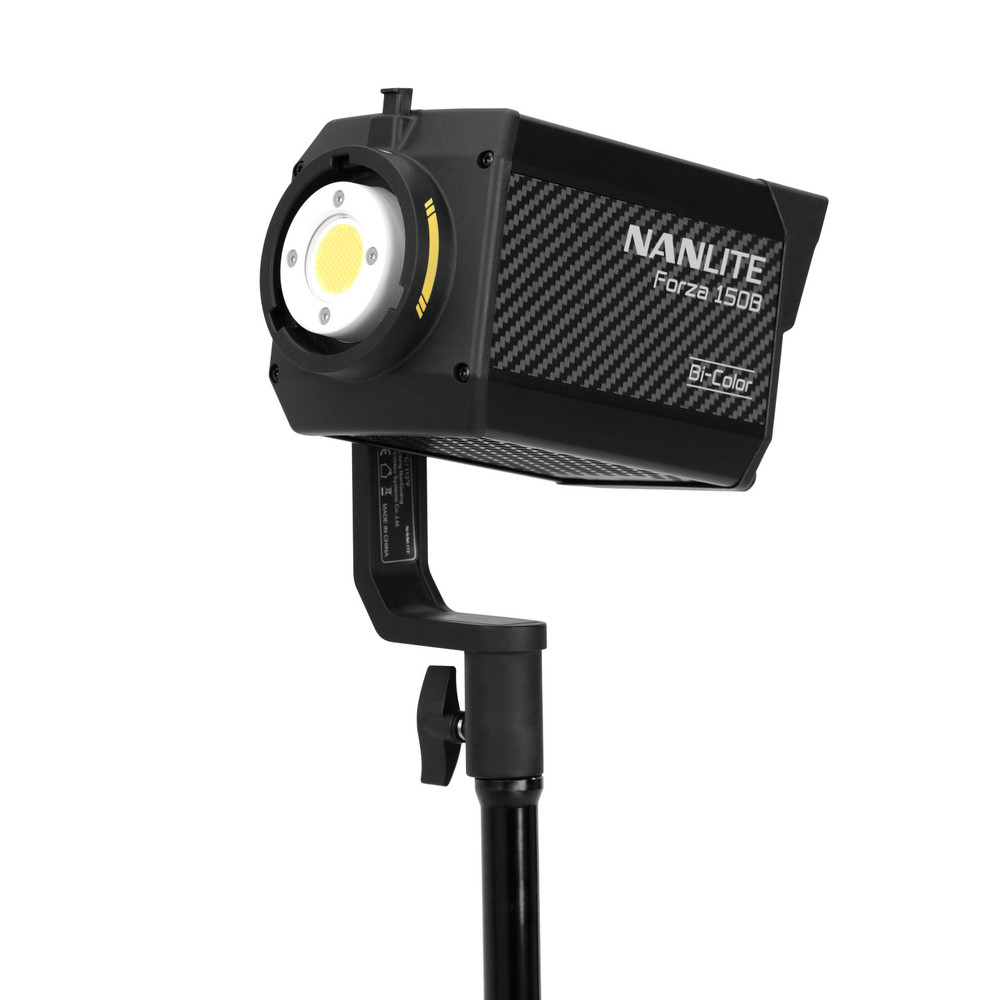 Zwarte Nanlite Forza 150B lamp op een statief, met lens en bediening.