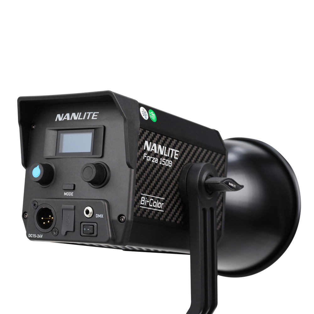 Zwarte Nanlite Forza 150B lamp met bediening en zwarte reflector.
