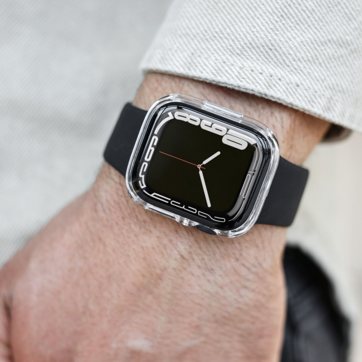 Apple Watch al polso con custodia trasparente. L'orologio mostra l'ora e ha un cinturino nero.
