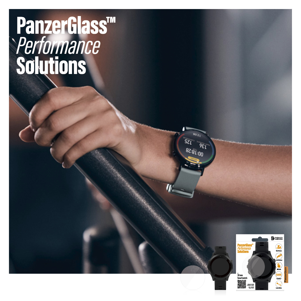 Persona che si allena con smartwatch. Il display mostra tempo e frequenza cardiaca. Sfondo bianco.