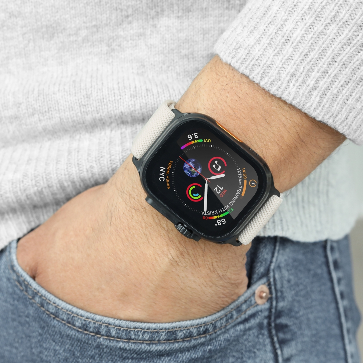 Il polso di una persona con uno smartwatch, che mostra il quadrante dell'orologio.