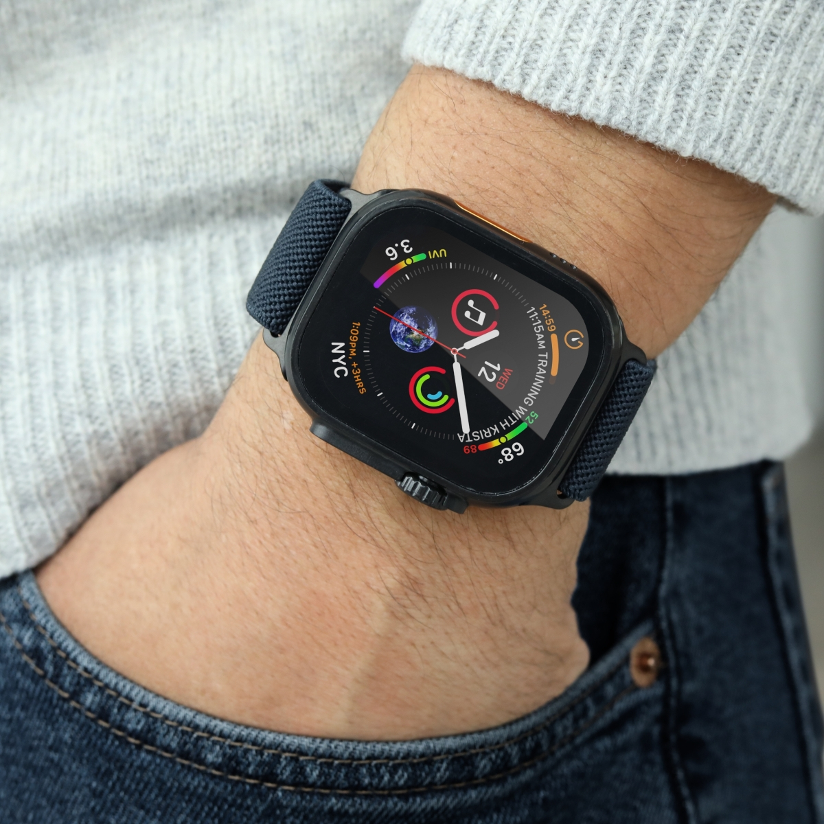 Una persona indossa uno smartwatch al polso. L'orologio mostra l'ora e le metriche di salute.