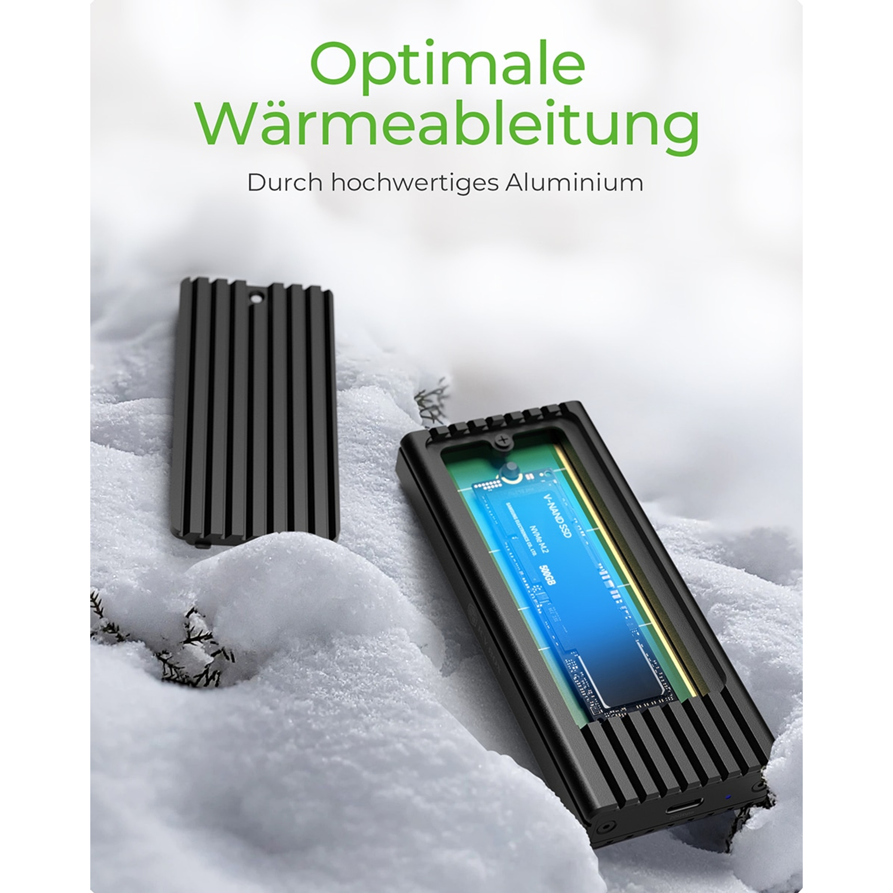 Componenti di un disco rigido esterno sulla neve. Un dissipatore di calore in metallo e una scheda di circuito interna sono visualizzati.