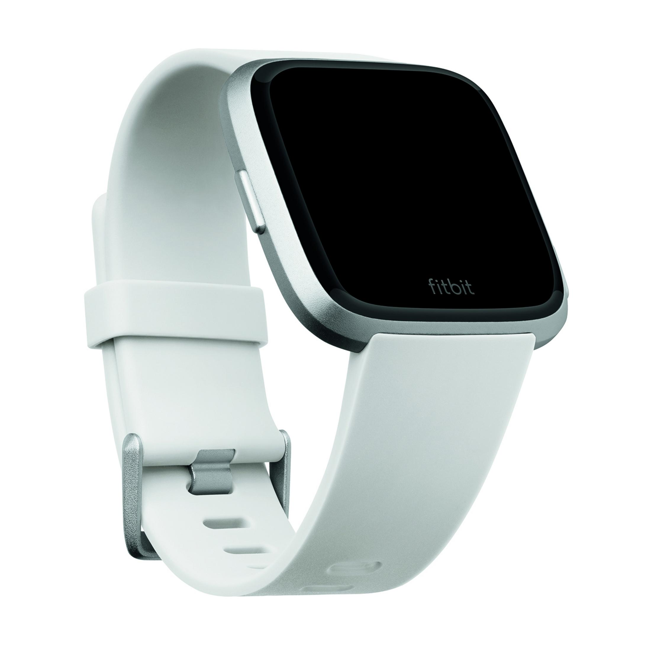 Biały smartwatch Fitbit z czarnym ekranem. Tło jest białe.