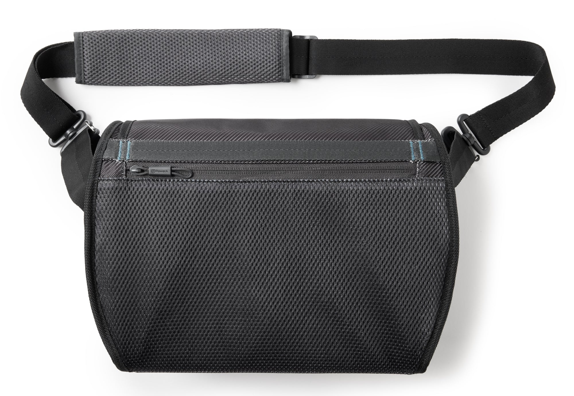 Czarna nerka, widok z góry, z paskiem na ramię, na białym tle.