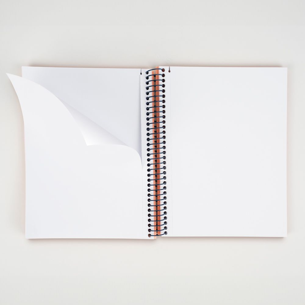 Otwarty notatnik w kratkę z pustymi białymi stronami; jedna strona jest obracana.