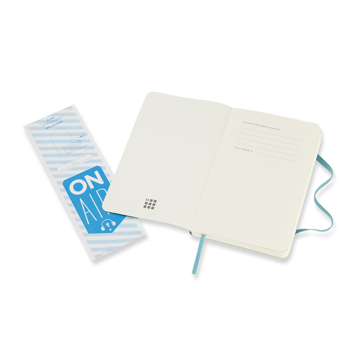 Offenes Moleskine-Notizbuch mit blauem Band und Karte. Weißer Hintergrund. Das Notizbuch ist offen.