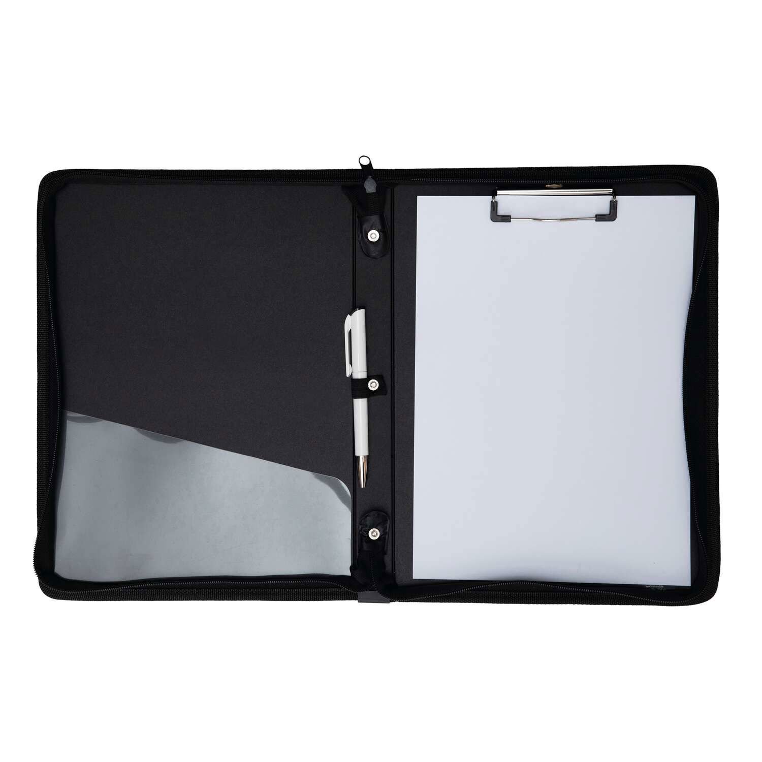 Otwarty czarny folder z białym papierem, klipsem i długopisem na białym tle.